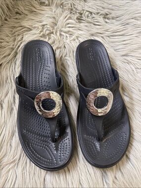 CROCS Women’s Black Thong Sandals with Hammered Metallic Ring